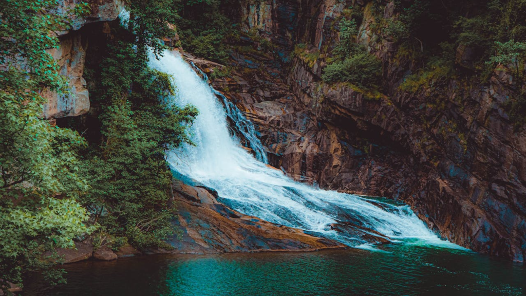 Diyaluma Falls Hiking Guide